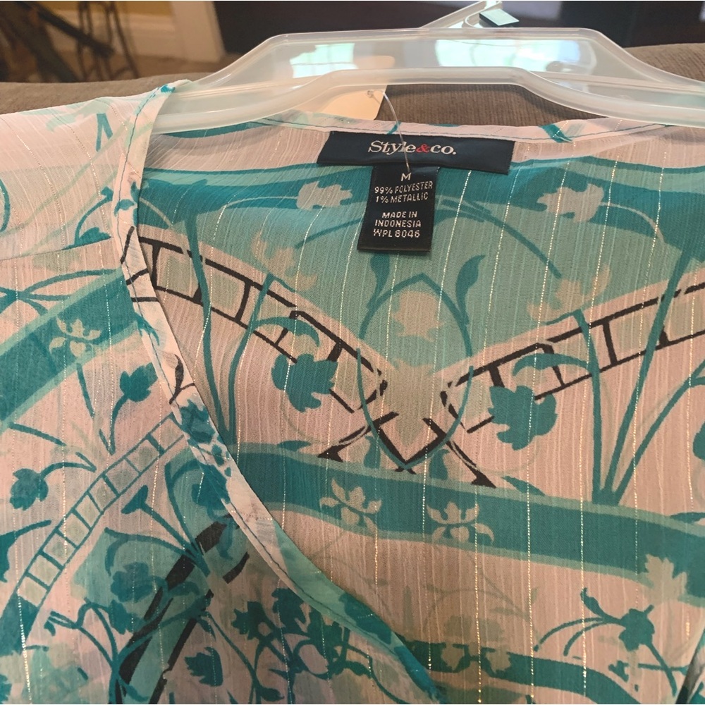Colorful spring top NWT. Size M